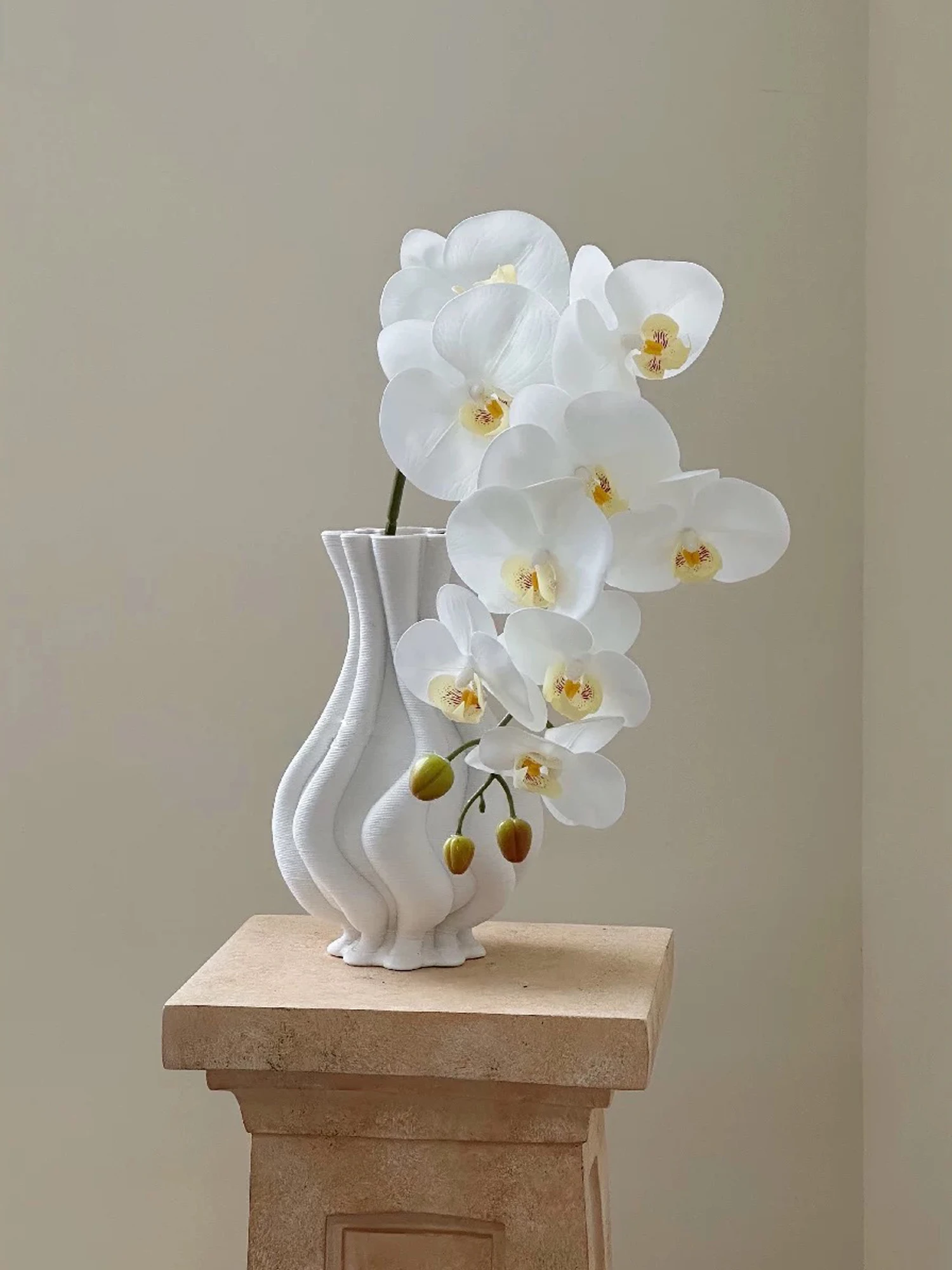 لمسة حقيقية زهور الأوركيد الاصطناعية 9 رؤساء الأبيض فالاينوبسيس طويل الجذعية الأصفر فو بساتين الفاكهة للمنزل الزفاف محور ديكور