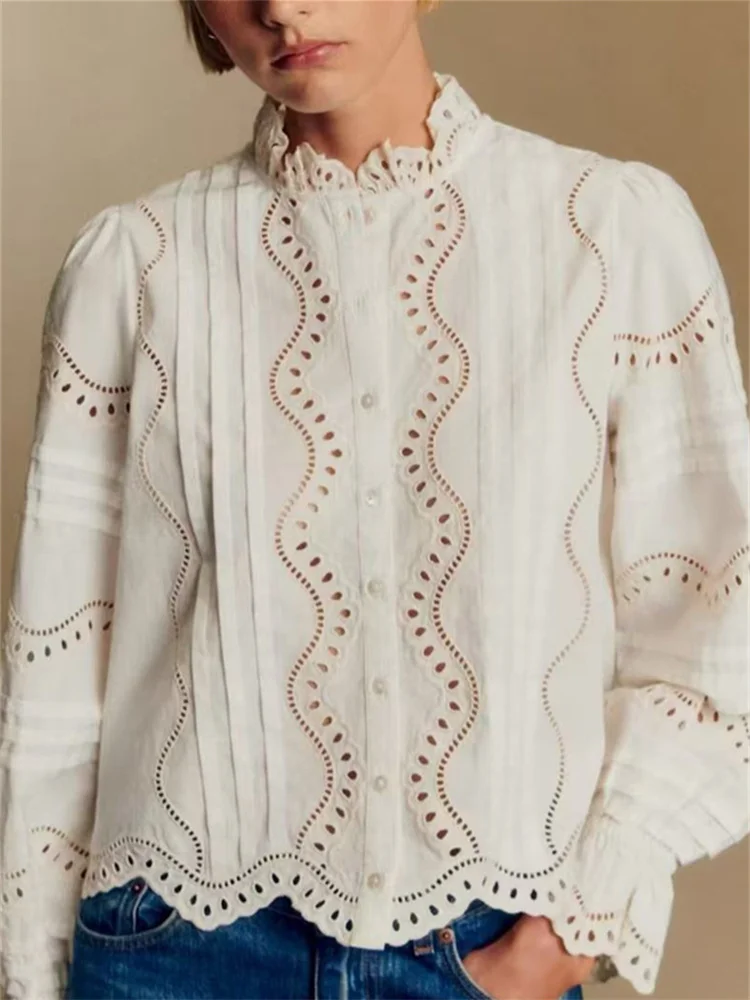 

Женская кружевная хлопковая блузка с вышивкой и рюшами на воротнике, ажурная рубашка с длинными расклешенными рукавами во французском стиле