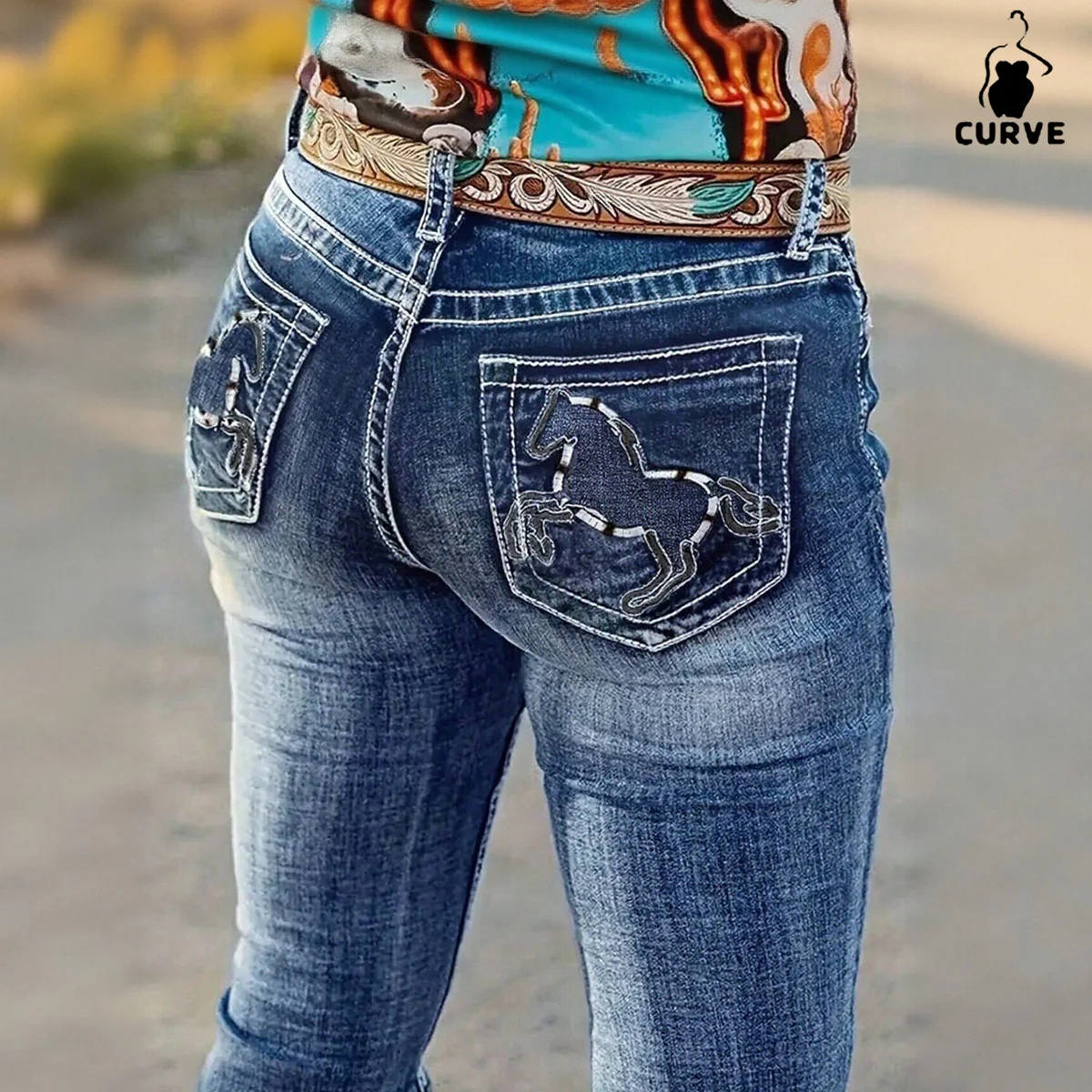 Western-Flare-Jeans für Damen in Übergröße – Pferdestickerei und Utility-Taschen