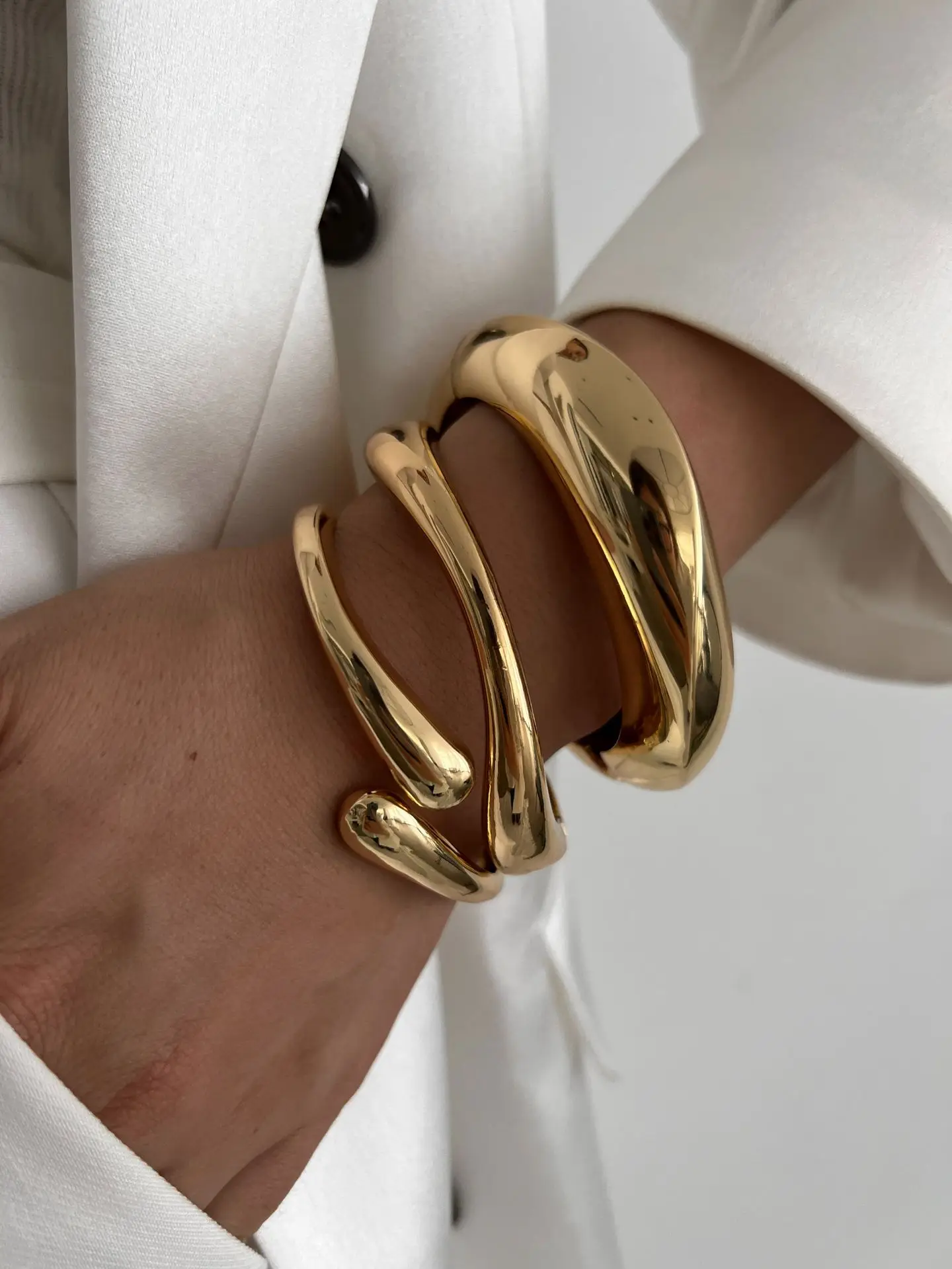 Vintage Übertriebene Metall Twisted Manschette Armreifen für Frauen Trendy Gold Farbe Glatte Geometrische Frühling Armreifen Hip Hop Schmuck Geschenke – Detail 2