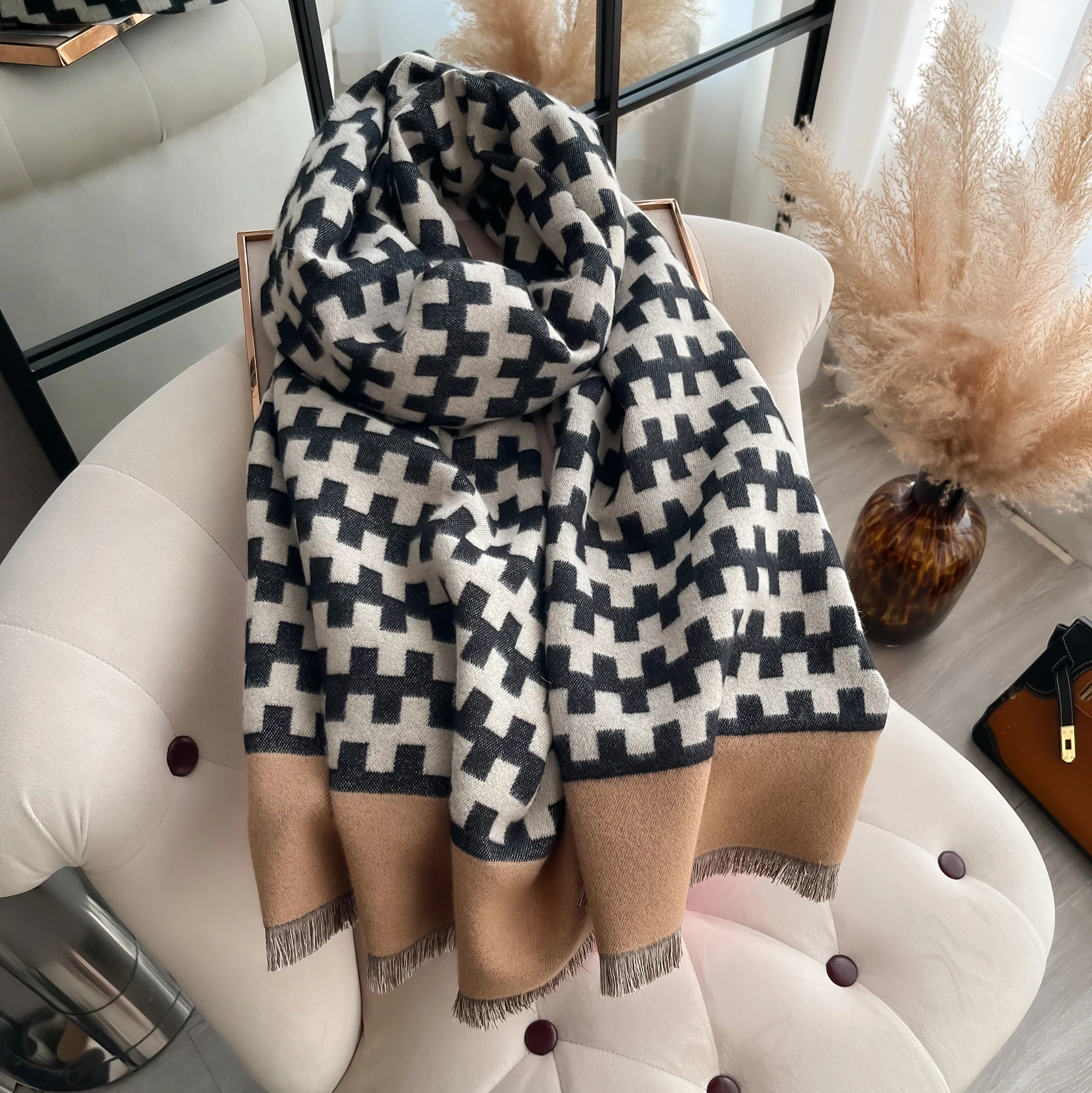 

Elegant Ladies' Autumn & Winter Thick Warmth Geometric Pattern Jacquard Shawl With Tassels Coldproof Windproof Blanket Scarf