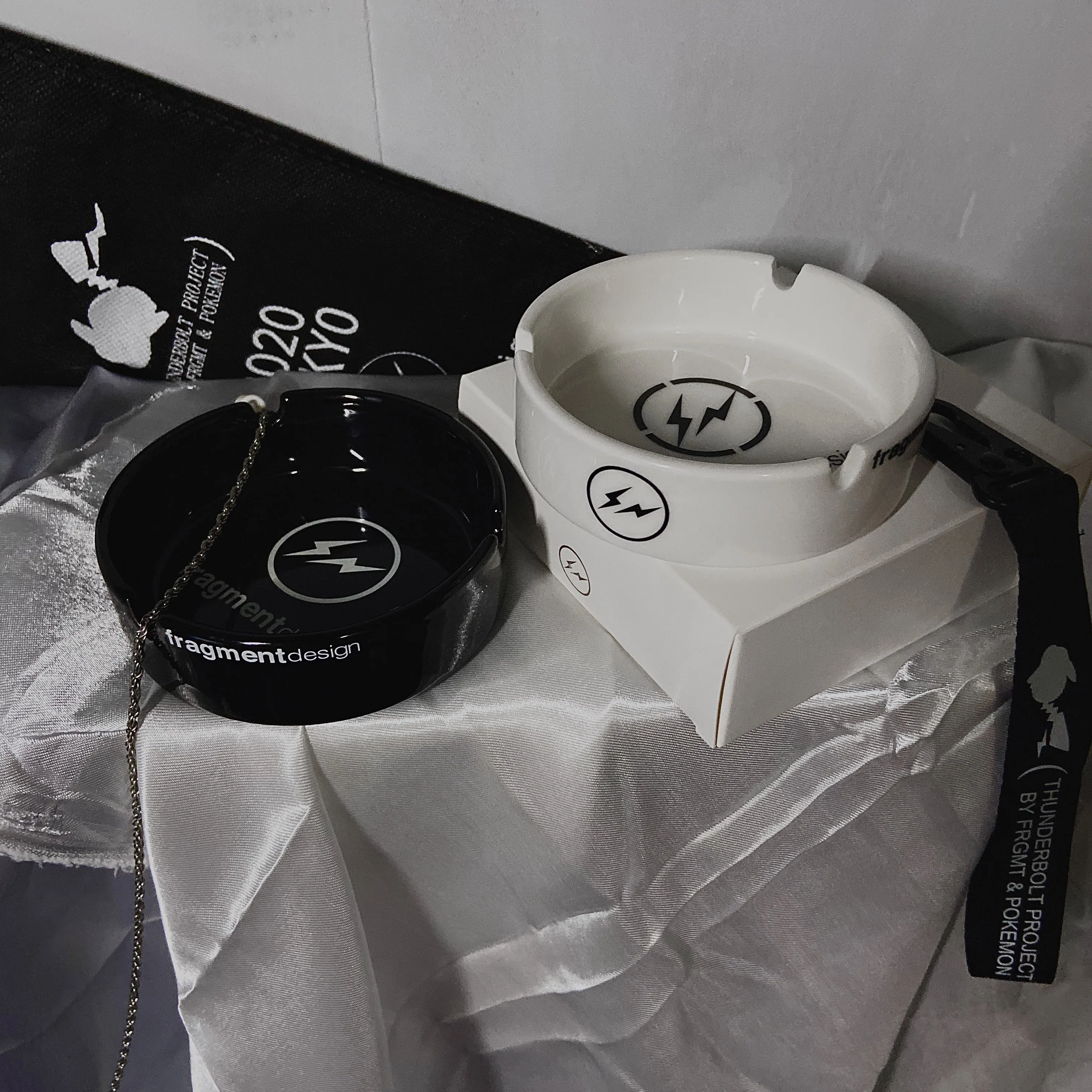 

Retro hip hop black and white ceramic ash tray ashtray cigar ashtray home decoration fashion