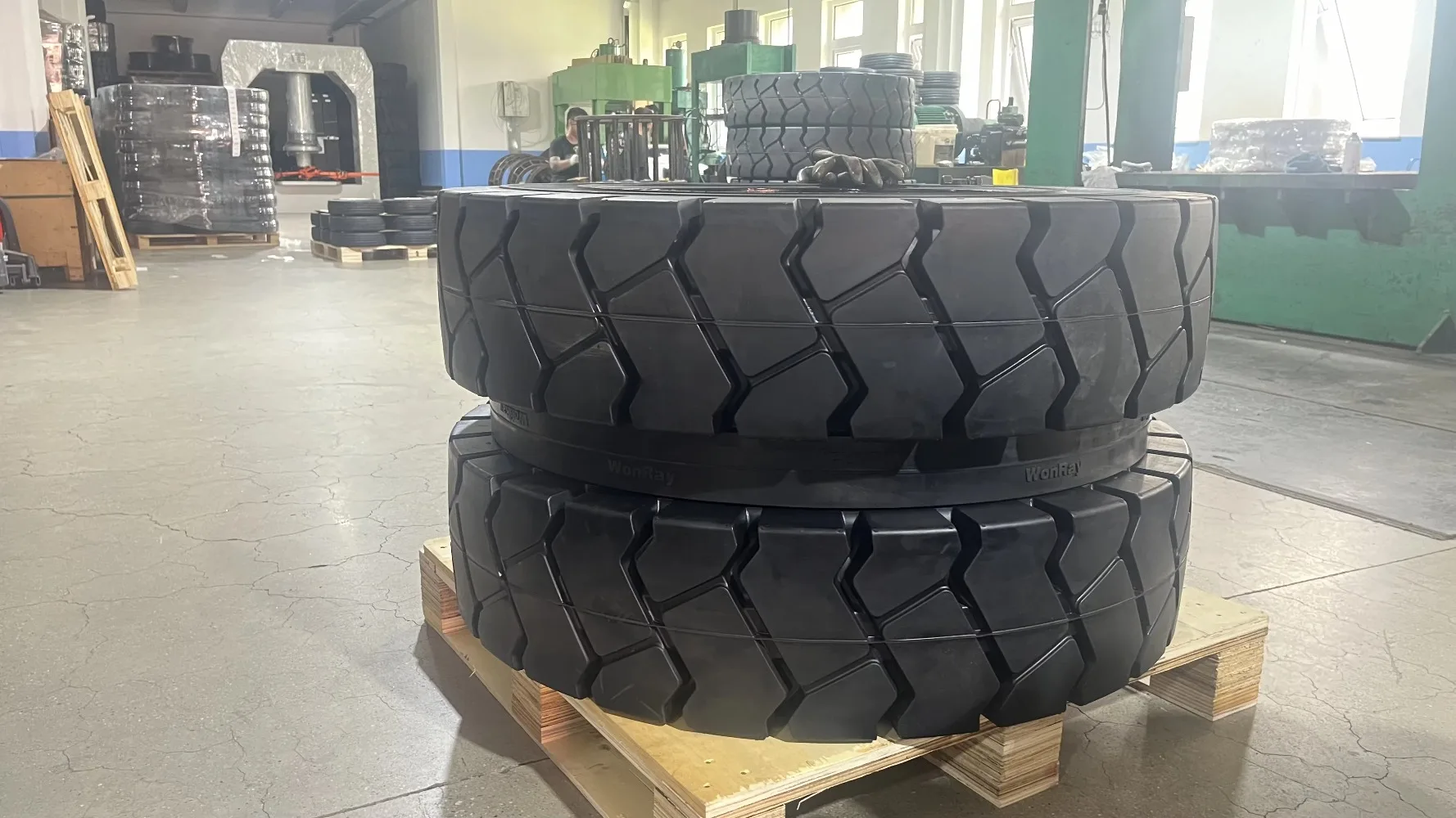 Solid Twin Wheel & Tire Assembly 10.00-20  12.00-20 Dual Pair of Tires Mounted on Rims with Spacer
