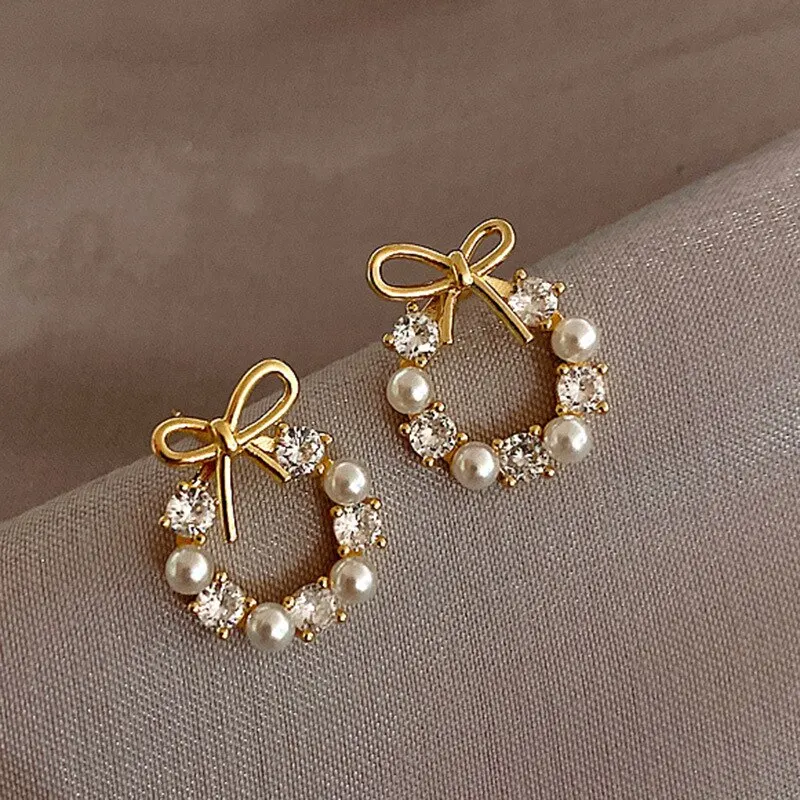Hollow Out Round Rhinestones Bow Stud Earrings for Women Temperament Fashion Imitation Pearl Ear Studs Party Wedding Jewely K1