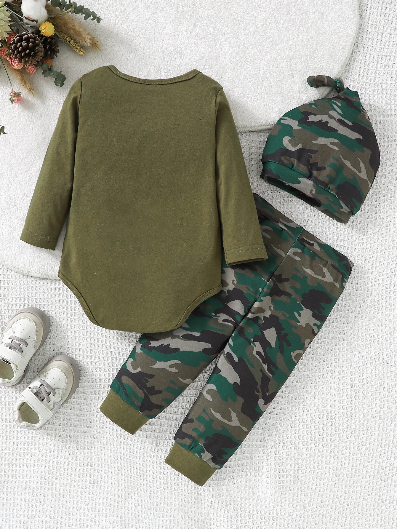 طقم مكون من 3 قطع: بدلة كاجوال مثلثة مطبوعة بأحرف + بنطال طويل مموه + قبعة للربيع والخريف