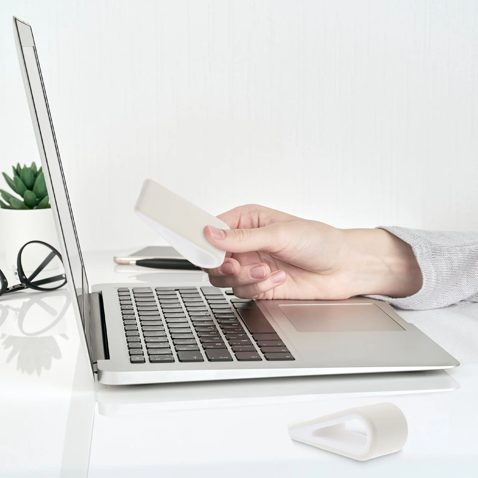 

2pcs Stand Adjustable Height Support Notebook Computer Portable Plastic Bracket Slip-Resistant Base Desktop Holder For Heat