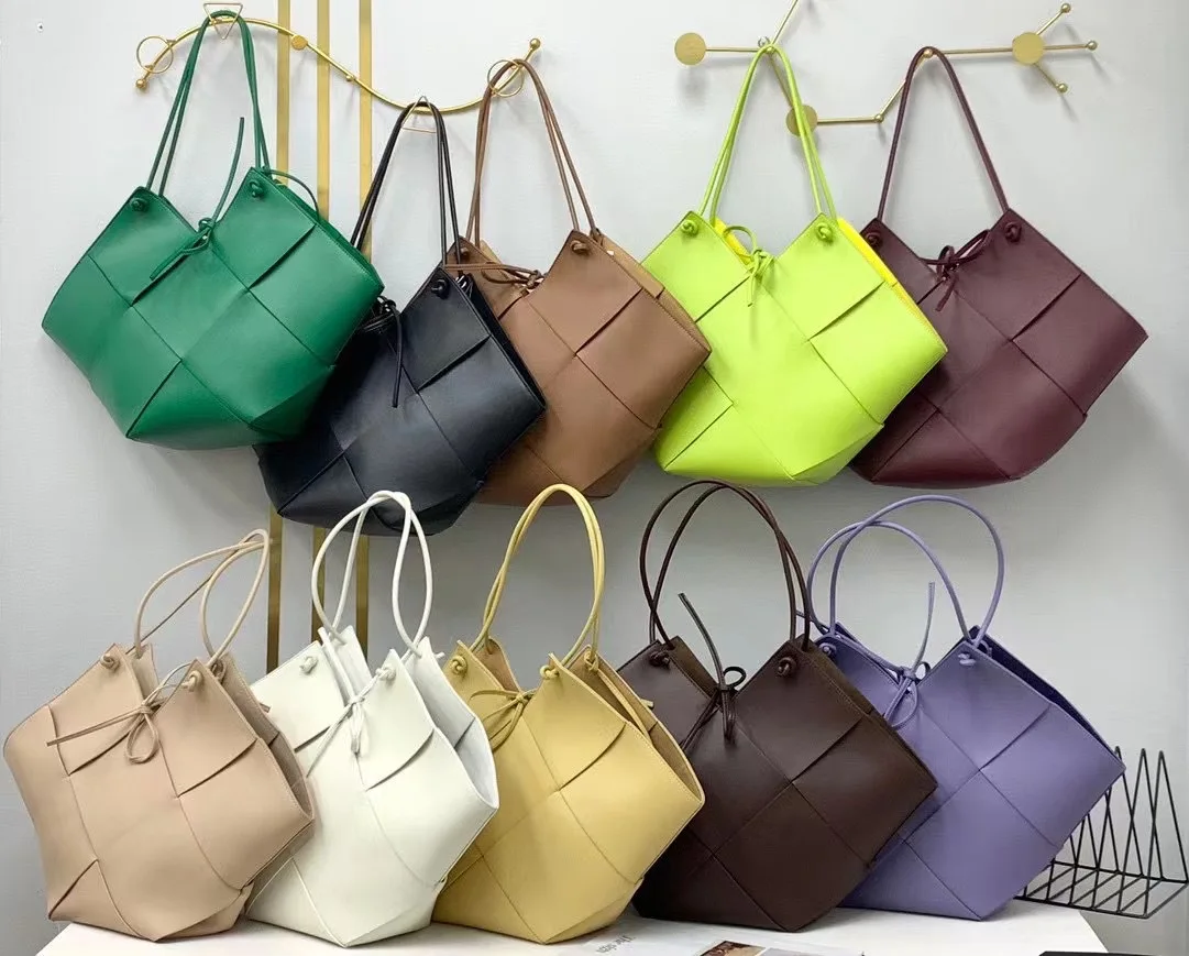 

Casual Large Bag Women Trendy Shoulder Bag Stylish Fashion Influencer Handheld Versatile Tote Crossbody Bucket Chain Underarm