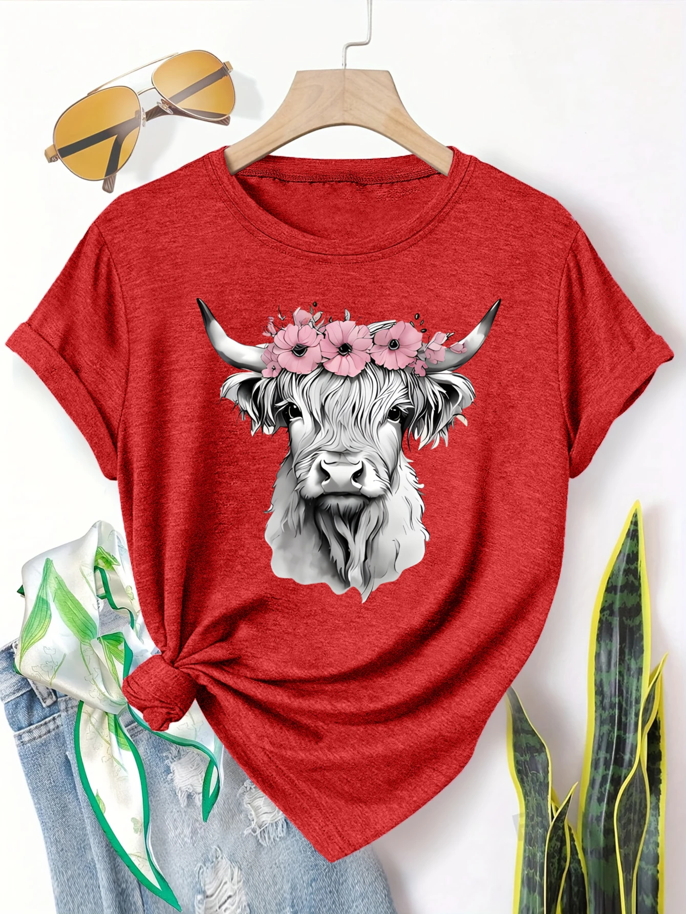 

Женская футболка больших размеров с коротким рукавом и принтом коровы с цветочной короной. Удобный и универсальный стиль для повседневной носки, летние наряды для женщин.