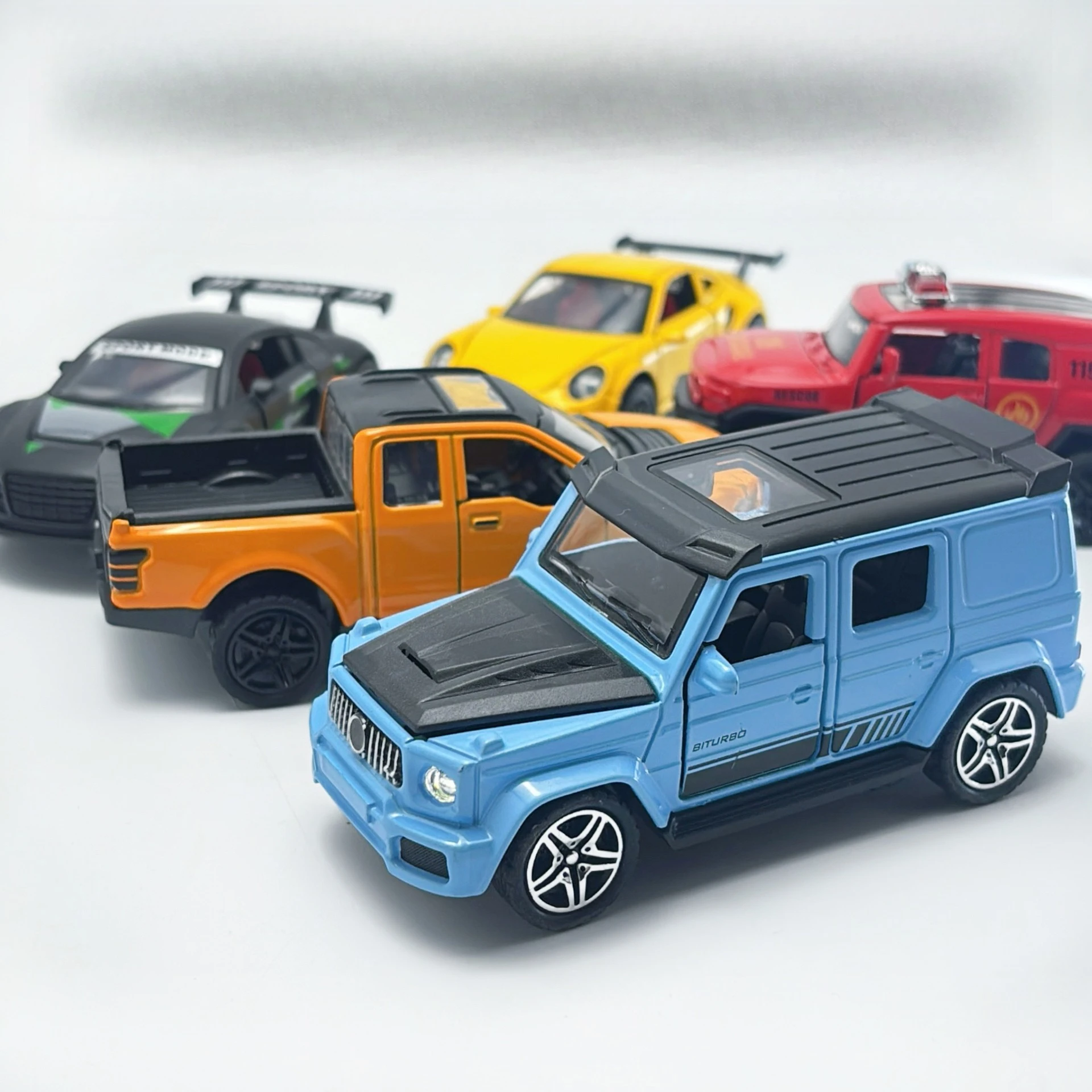 

(With Sound and Light) 1/36 Color Box Simulation Off-road Alloy Sports Car Model Children's Toys Boy Car Gifts