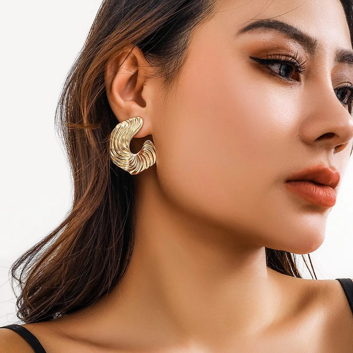 Fashion Irregular Abstraction for Women Retro modeling sense personality Earrings Design Simple Temperament Senior Jewelry Gifts