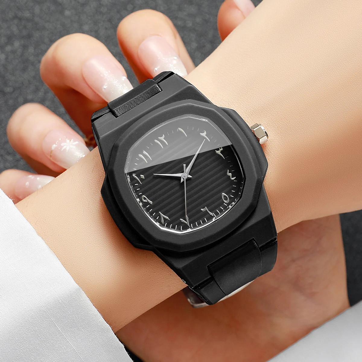 ساعة يد كوارتز أنيقة للجنسين م - مراجعة Silicone Band Women وسعره