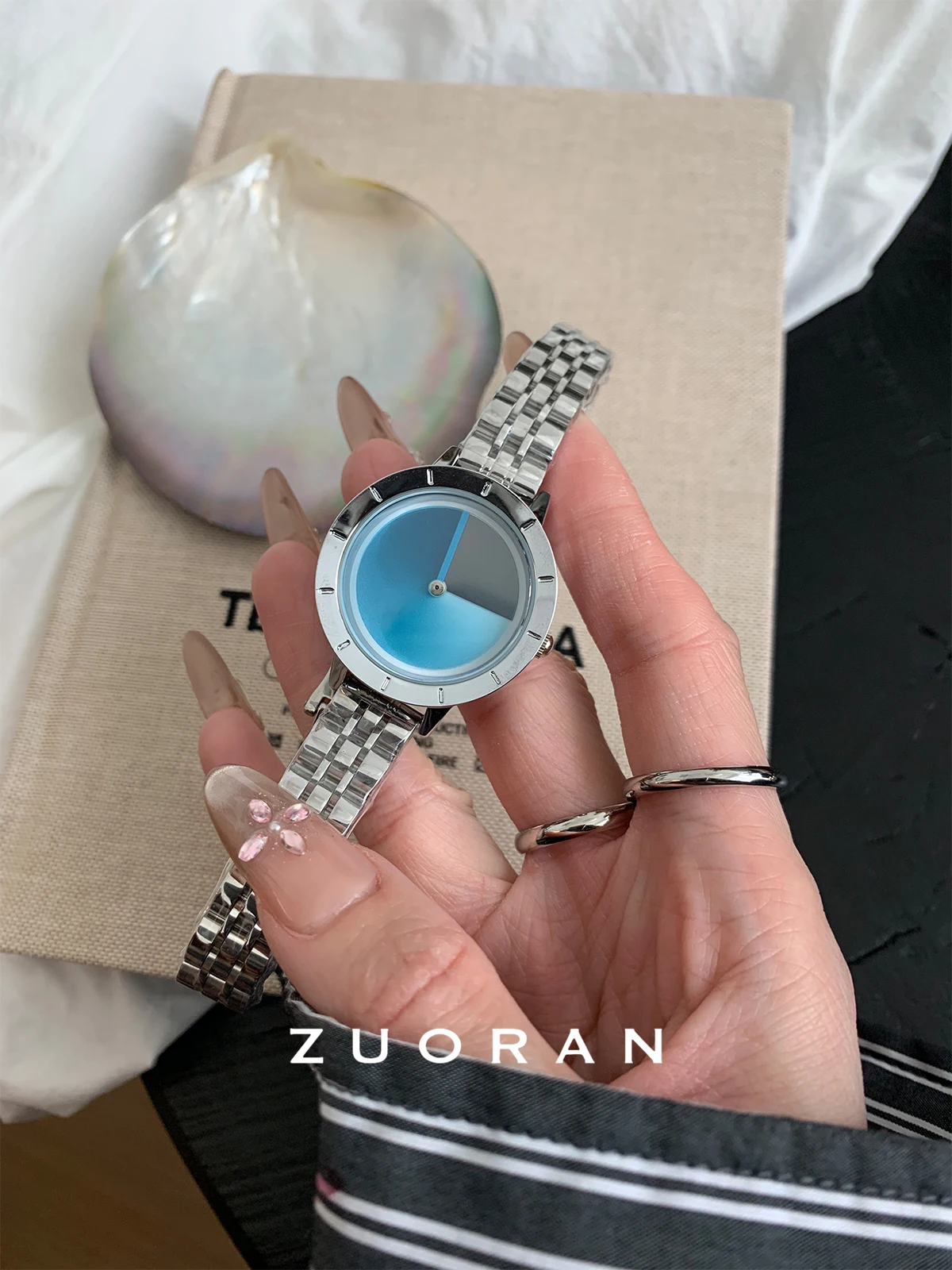 

Original watch gradient blue design round dial fashionable high-end steel strap chain watch for women gift for women