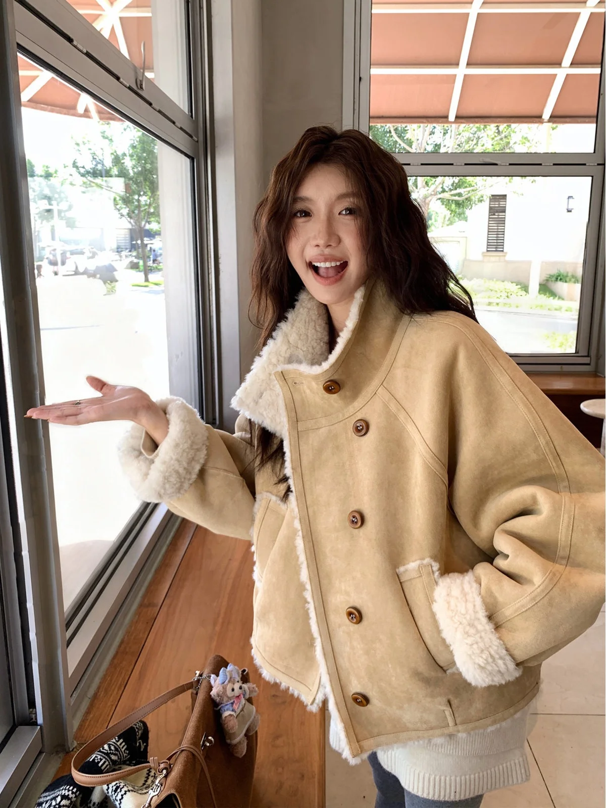 MUKOK Cappotto Corto in Pelliccia di Agnello Ecologica, Colore a Contrasto, in Pelle e Pelliccia Integrate, Moda Donna