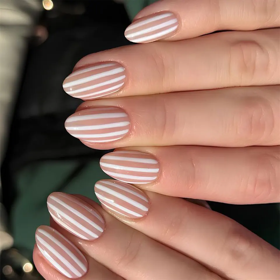 Uñas postizas elegantes para reuniones de negocios, estilo diario para mujer, almendra corta, resina, diseño de rayas, brillantes