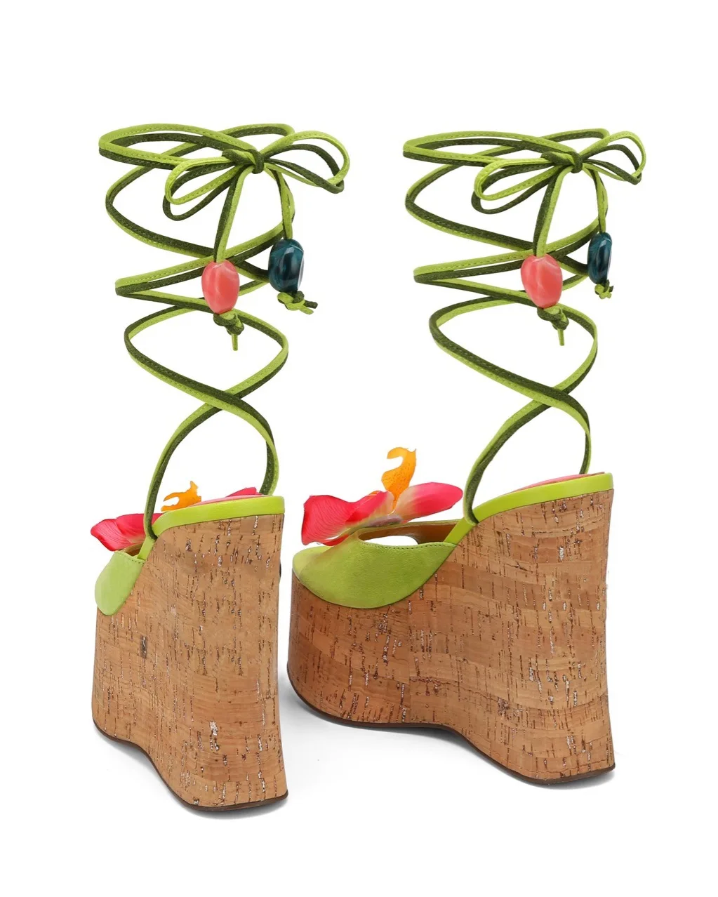 Сандалии на танкетке со шнуровкой и цветком на платформе под дерево. Летняя уличная одежда. Классические универсальные зеленые модные женские туфли на высоком каблуке.