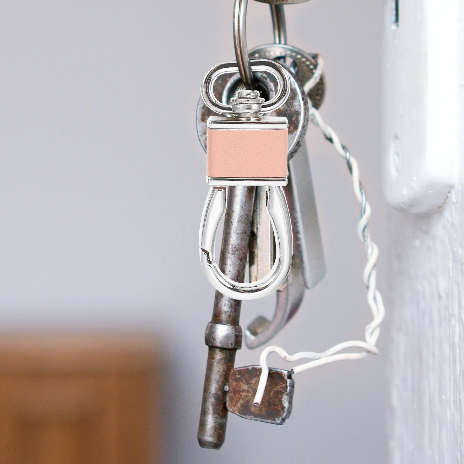 

Набор из 4 прочных карабинов-брелоков с интегрированным замком для автомобильных и домашних ключей, крючок для подвешивания, держатель для ключей