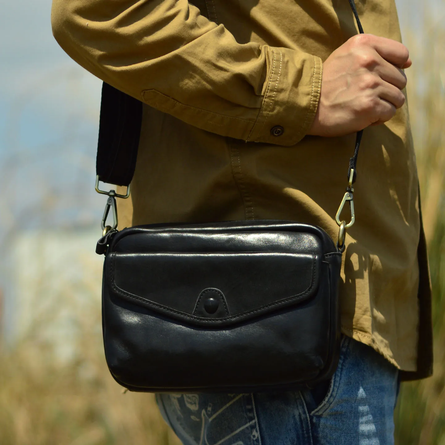 AETOO Luxury leather men's single-shoulder crossbody bag made of top-grade cowhide, featuring an elegant feel. Handcrafted cowhi