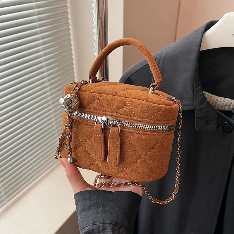 

Small bag female 2025 high-quality luxury designer new fashion suede retro messenger bag rhombus chain portable bucket bag
