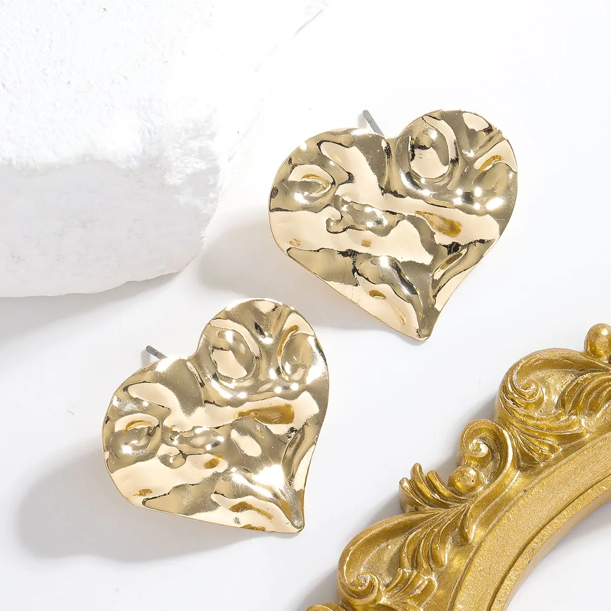 

European And American Valentine's Day Alloy Gold Big Heart Earrings For Women Retro Exaggerated Water Ripple Gift For Girls