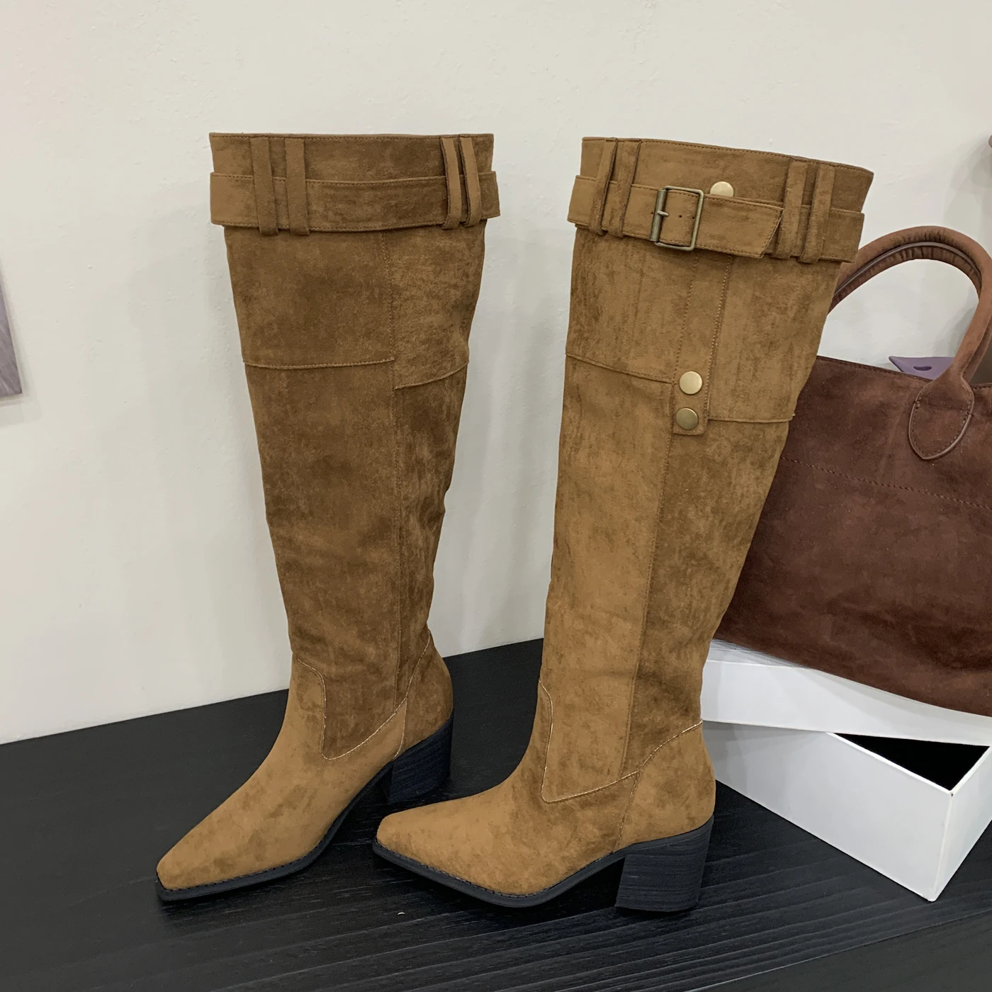 Aneikeh مثير أشار تو البني مطوي مصمم حزام مشبك النساء أحذية عالية في الركبة أحذية الخريف الشتاء كعب مربع الجوارب الطويلة