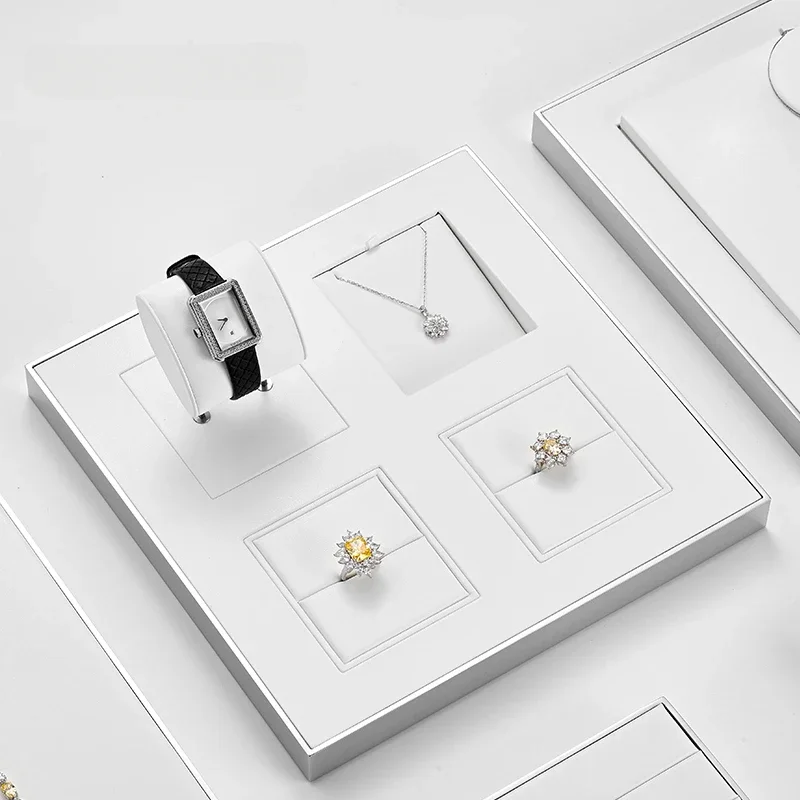 

Белый металлический кожаный реквизит для демонстрации ювелирных изделий, кожаные часы, ожерелья, счетчики колец, стеллажи для демонстрации ювелирных изделий