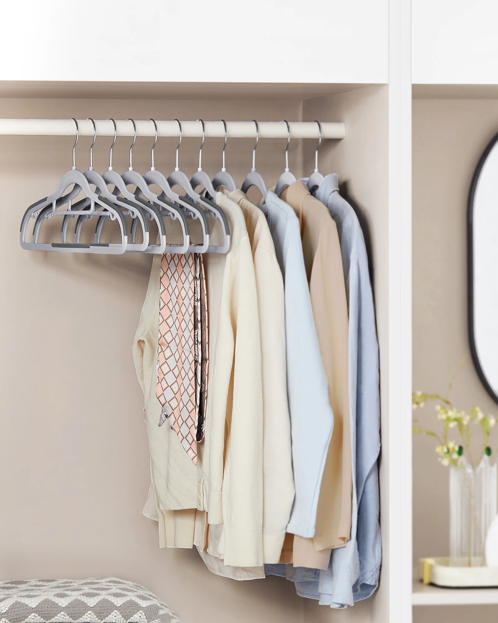 SONGMICS percha 50 set, antideslizante, ahorra espacio, grosor 0,5 cm, 42 cm de largo, 360 ° gancho giratorio en plata