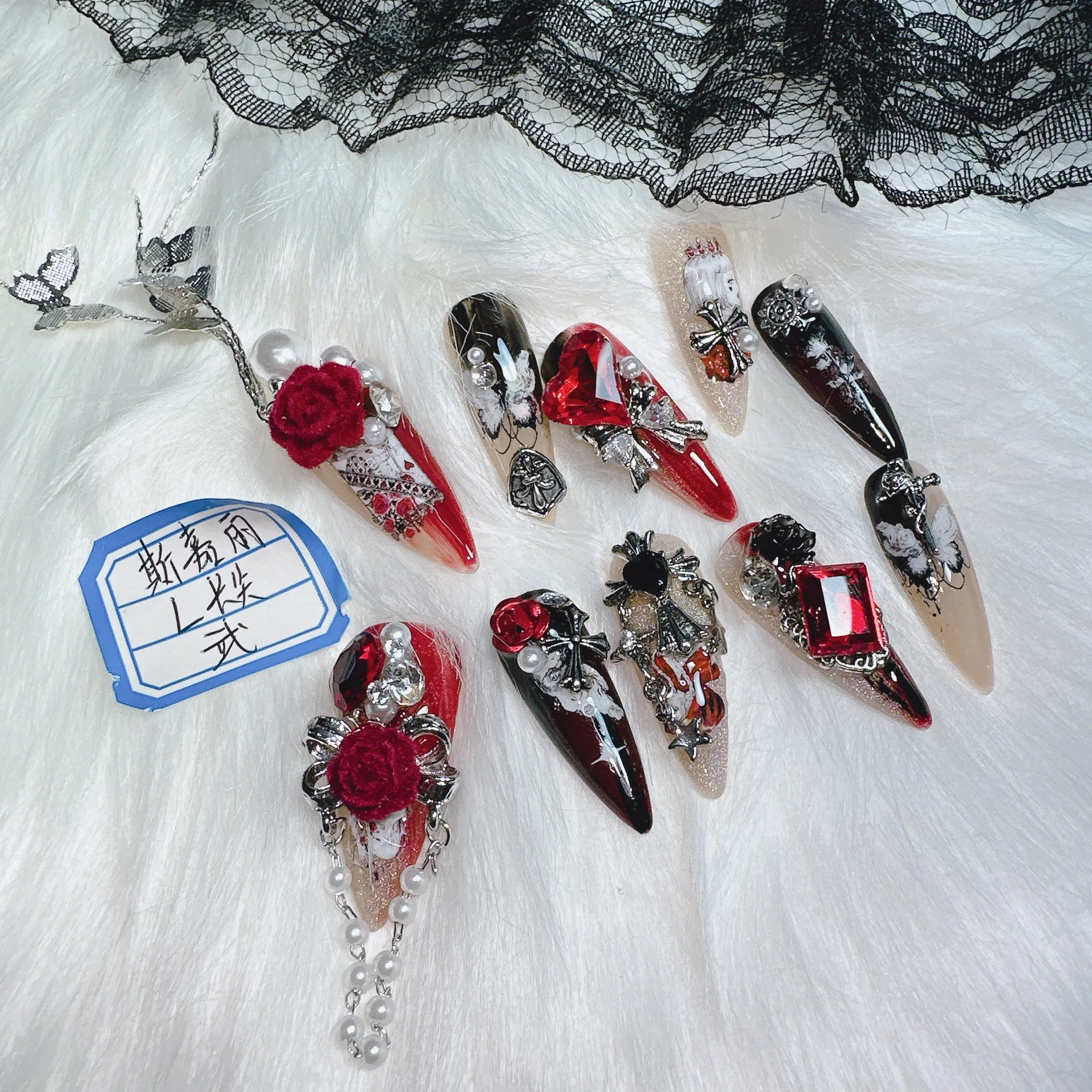

Роскошный Got Scarlet Gothic 3D Press On Nails Ткань Роза Жемчужная Цепочка Металлическая Бабочка Красный Черный Тон 3D Роза Алмазный Декор Размер L