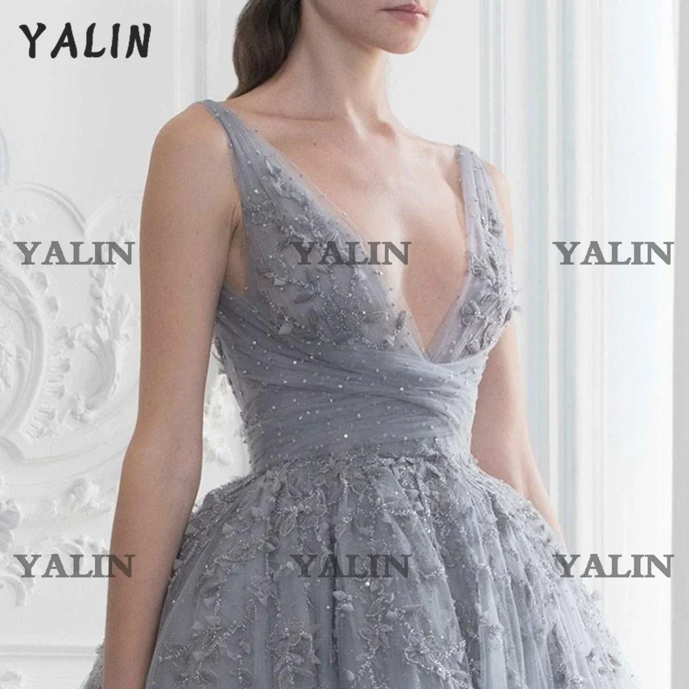 Yalin Formele Deep-V-hals Backless Cocktail Party Dress Thee-Lengte Grey Tulle Prom Dresses Korte Staaflijst Kant graduatietoga