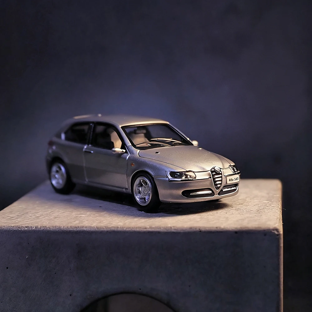 

Литая под давлением модель автомобиля в масштабе 1:87, Alfa-Style 147, хэтчбек, высокая имитация мини-автомобиля, коллекционная игрушка-дисплей, подарок