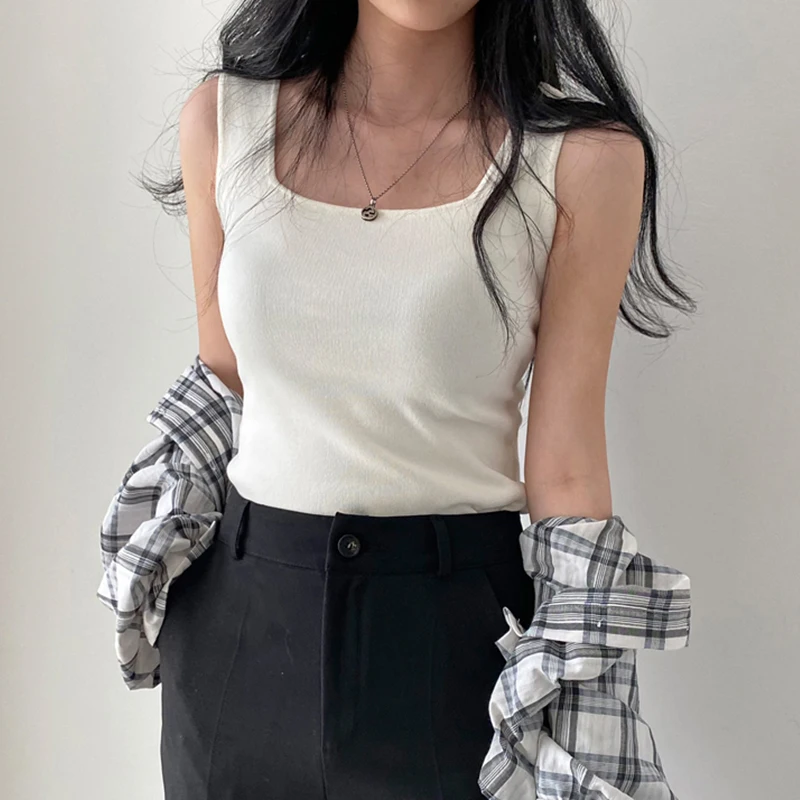 Elegancka letnia kamizelka dla druhen z kwadratowym dekoltem, wyszczuplająca, kolorowa bielizna, odkrywająca ramiona, modna.