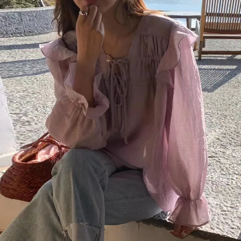 قميص ربيعي فضفاض على الطراز الكوري برقبة على شكل حرف V بلوزة شيفون نسائية مع تفاصيل فيونكة وأكمام جرس لون نقي مناسب للتنقل