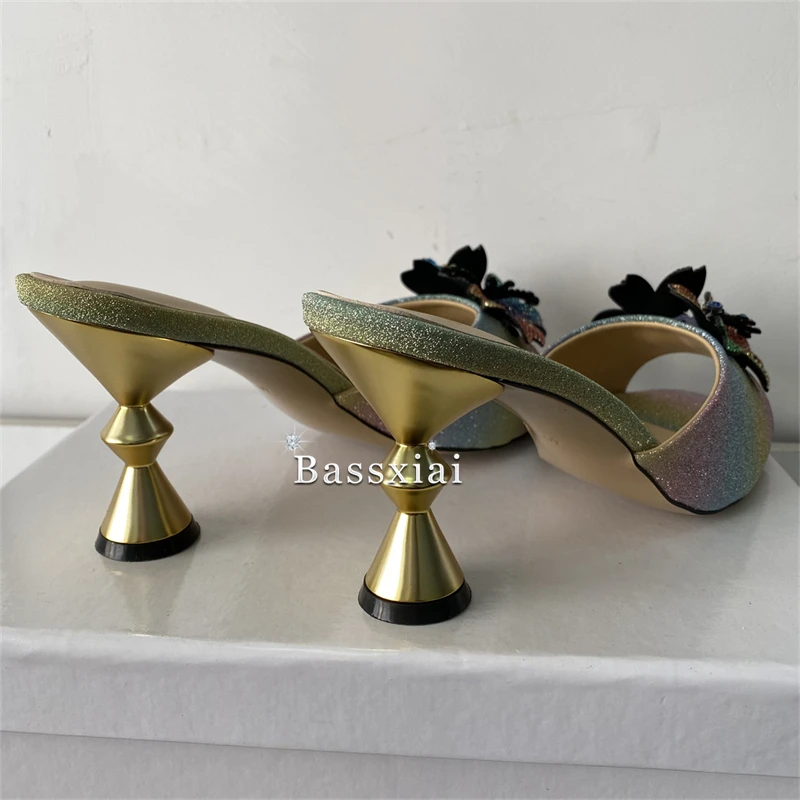 الصنادل الحديثة الترتر الملونة النساء فريدة من نوعها كعب غريب حجر الراين كريستال زهرة ديكور البغال الصيف ضئيلة