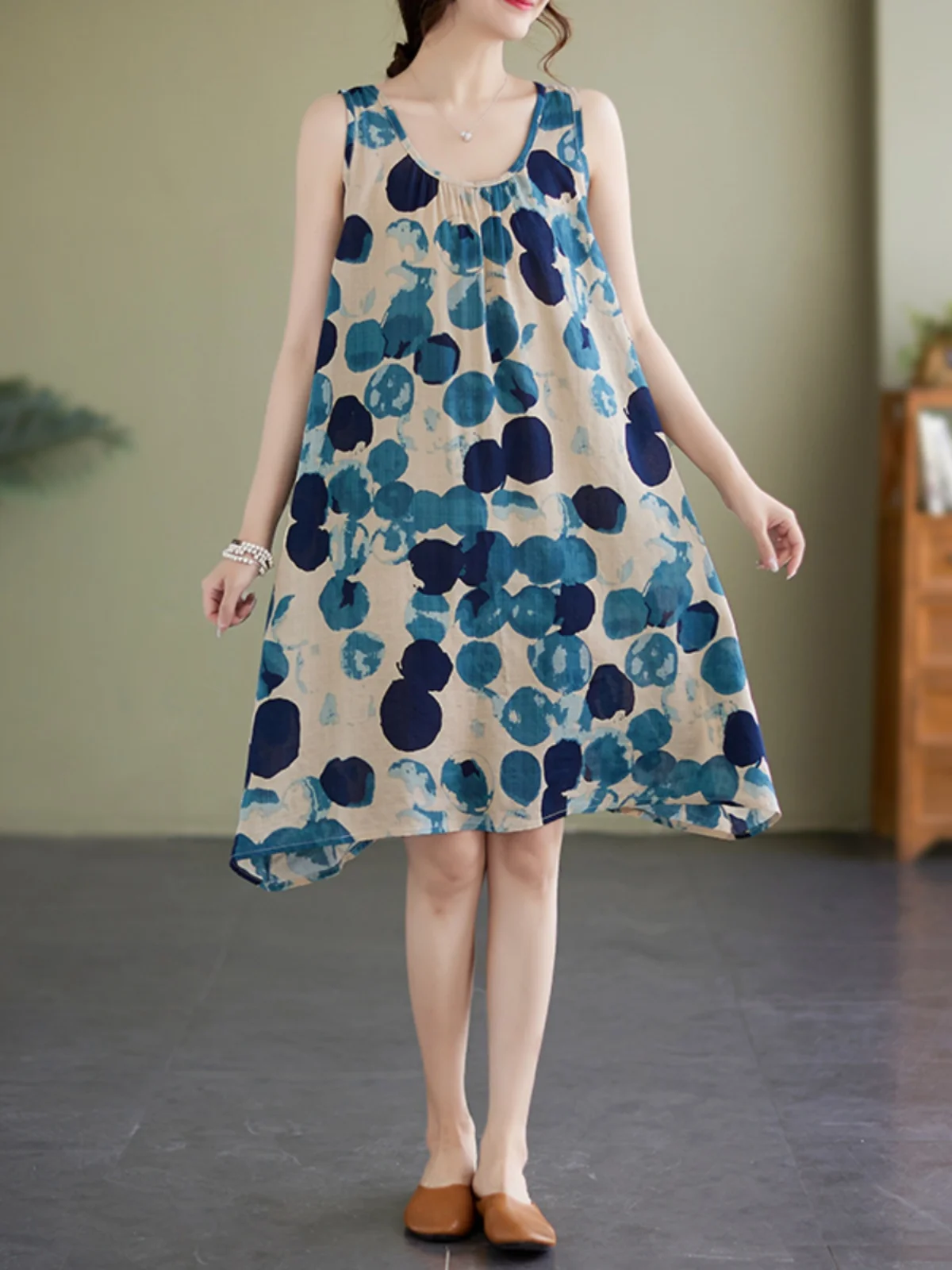 

Летнее винтажное платье миди с круглым вырезом и принтом, без рукавов, свободного кроя, на тонких бретелях, с завышенной талией, длина в пол