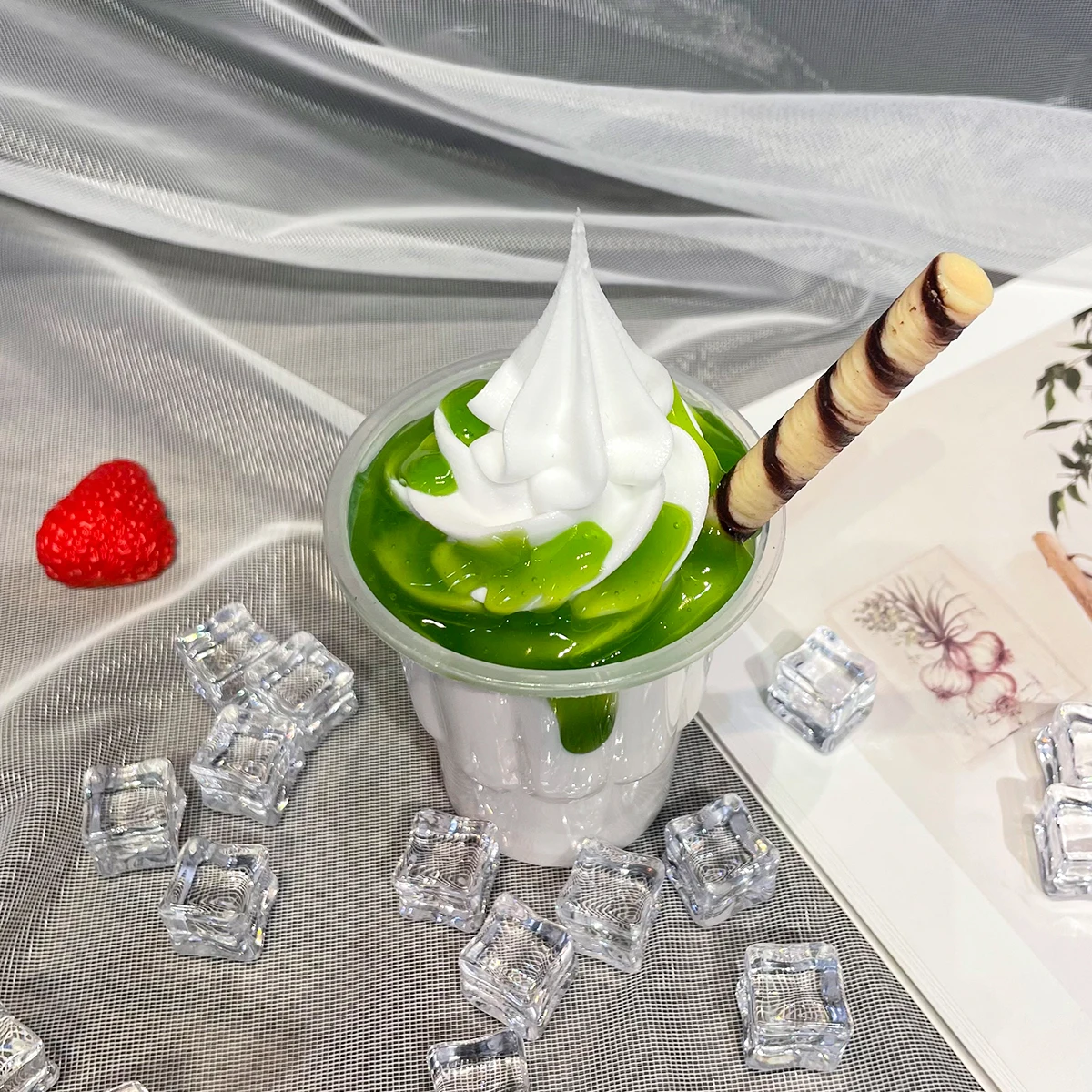 Neues handgefertigtes Set aus künstlichen Eiscreme-Sundaes (Vanille, Schokolade, Erdbeere) als dekorative Fotorequisiten – Design für künstliche Milchshakes und Eiscreme – Detail 3