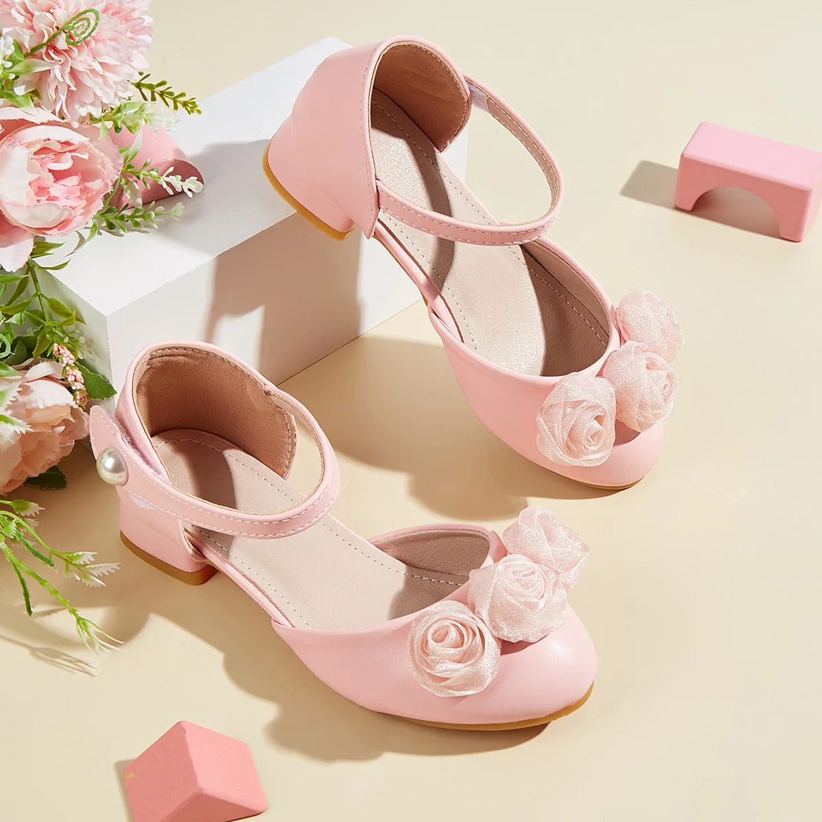 

2026 Spring Girls High Heel Sandals Flower Fashion Princess Shoes Soft Sole Anti-slip Comfortable Outdoor Wear Footwear for Kids