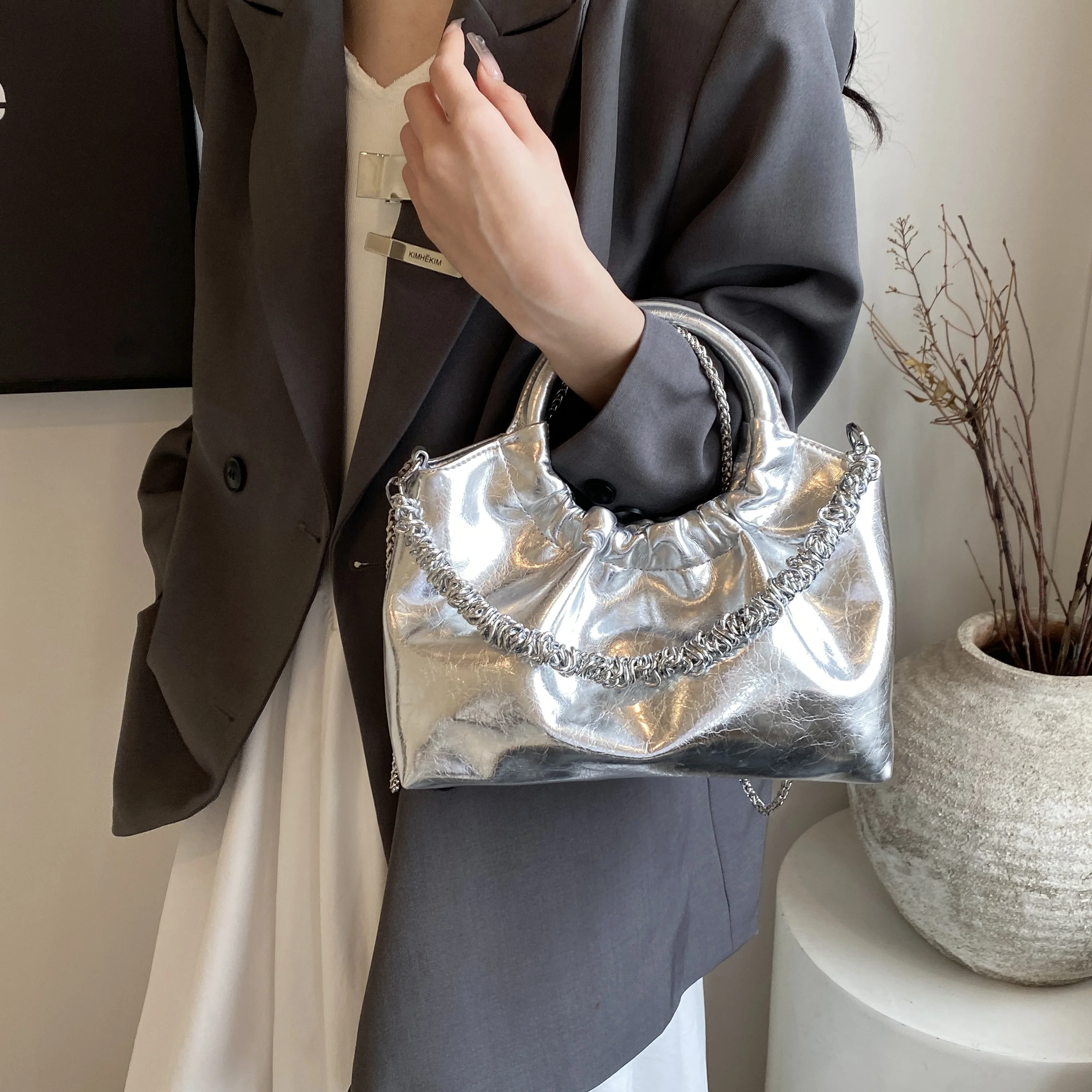 Borsa a mano in argento borsa da donna con manico ad anello rotondo borsa a tracolla in morbida pelle di qualità borsa a tracolla con catena di moda borse di lusso femminili