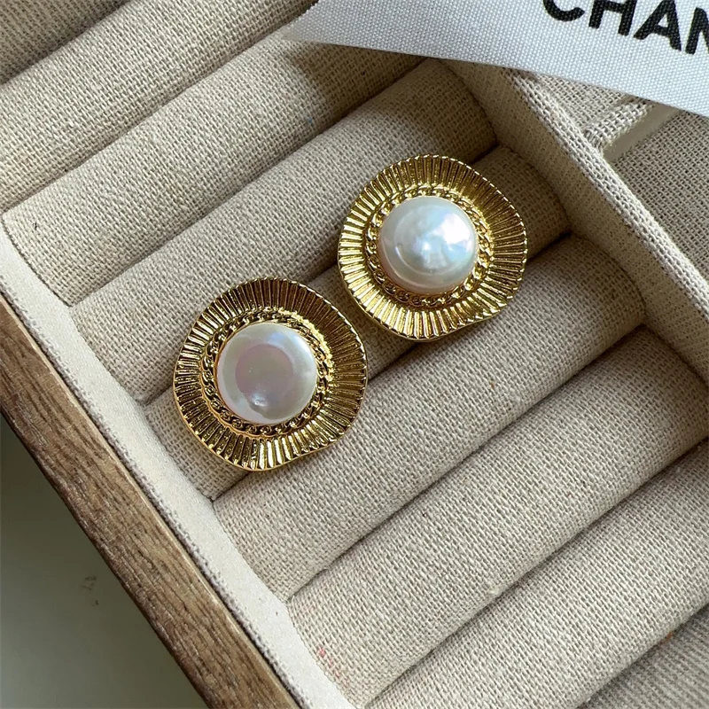 XIALUOKE Vintage Style Texture Metal Simulated Pearl Stud Earrings For Female Girl Party Wedding Jewelry Gift Accessories