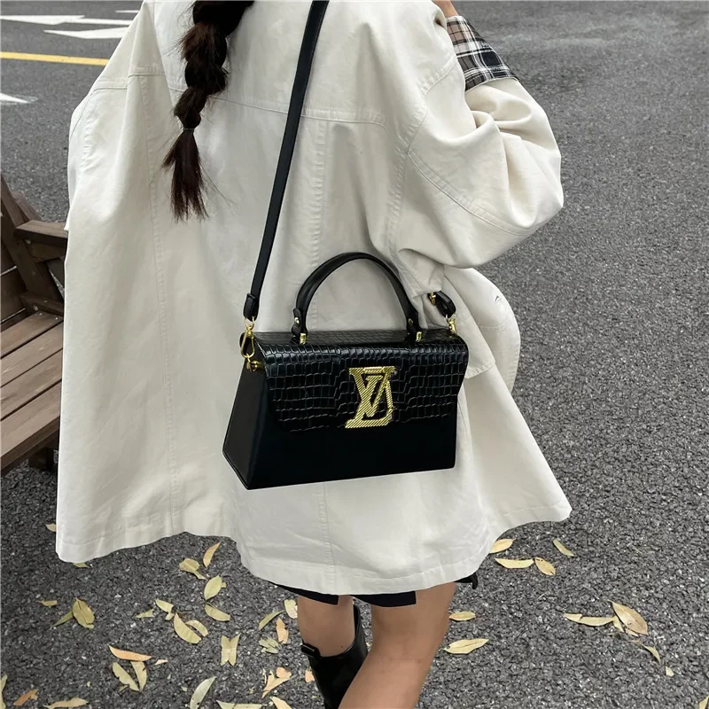 

Elegant Women's Leather Shoulder Classic Crossbody Tote Handbag Luxury Designer Fashion Bag For Everyday Dressing