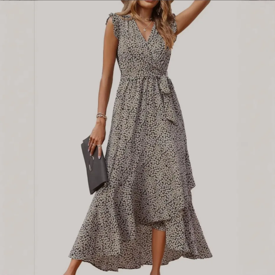 Letnia sukienka w kwiaty z marszczonymi ramionami, dekoltem w serek, falbanką na spódnicy, długa sukienka, elegancka odzież damska