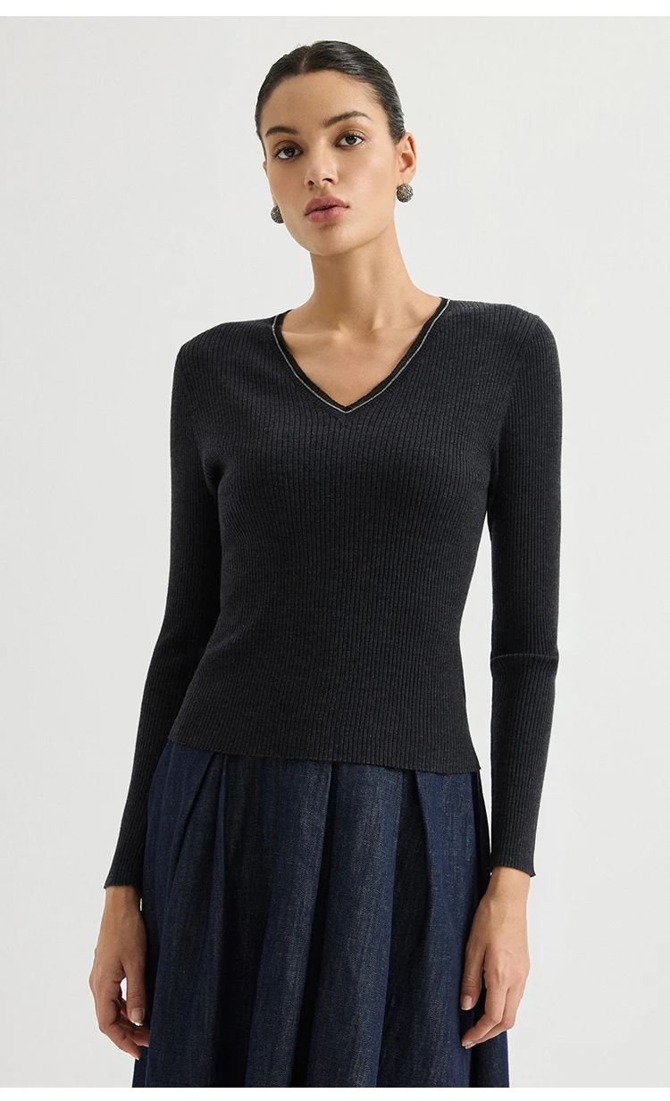 BY3621711 Damen-Pullover mit tiefem V-Ausschnitt, Lurex-Rippstrick-Wollmischung, langen Ärmeln, V-Ausschnitt, Kettenverzierung, schlanke Passform, dezenter Luxus für den frühen Herbst – Detail 3