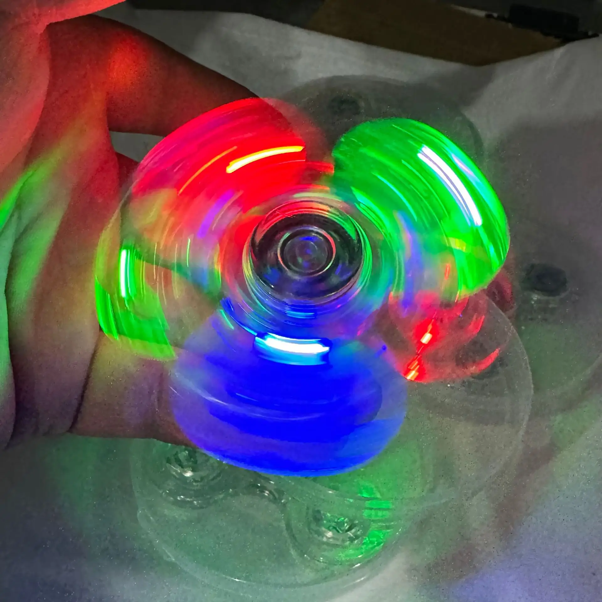 Cristal lumineux lumière LED Fidget Spinner main haut Spinners lueur dans la nuit EDC soulagement du Stress jouets Gyroscope cinétique pour les enfants