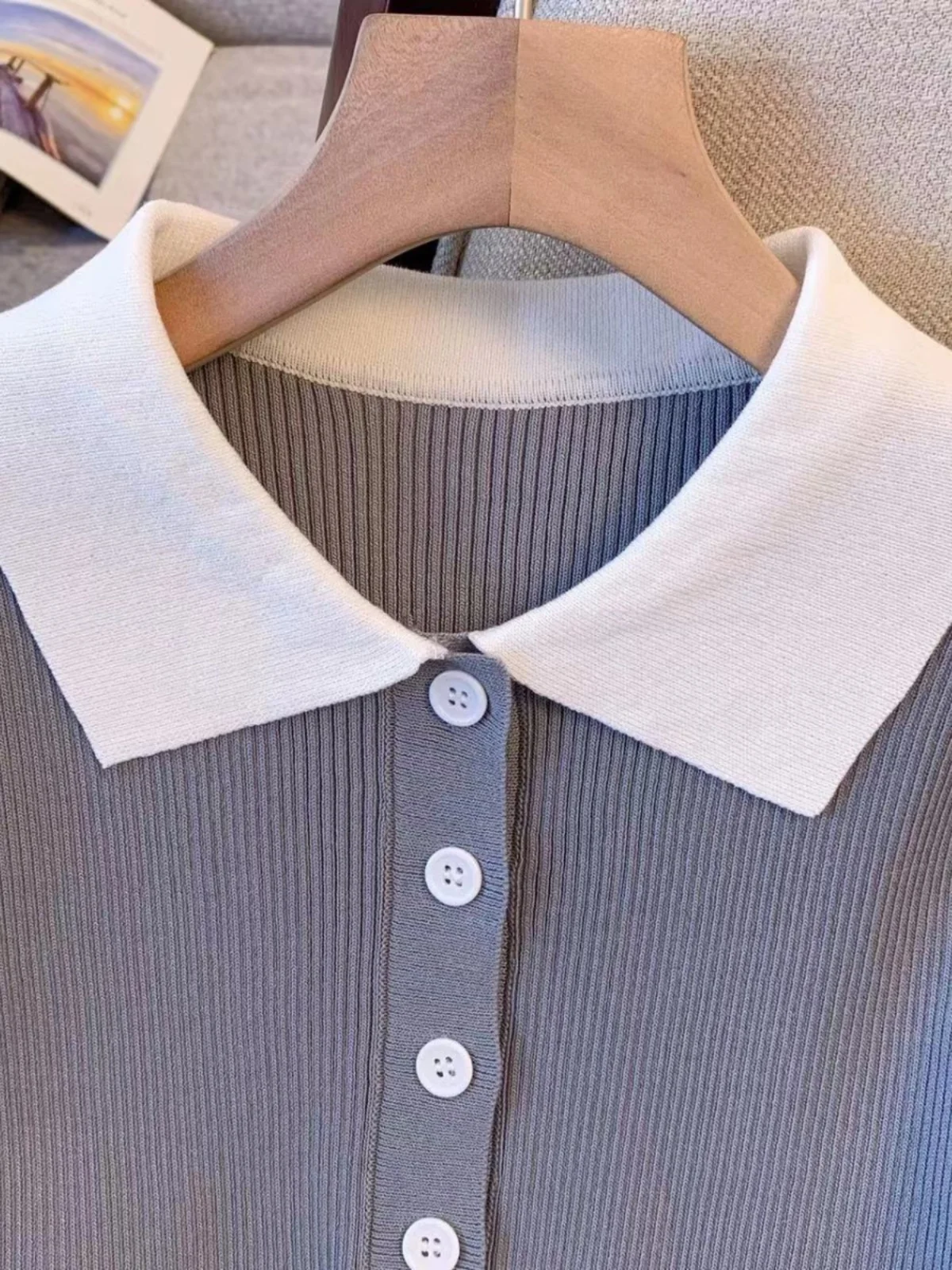 เดรสแฟชั่นเกาหลี ดีไซน์สีตัดกัน สไตล์ฝรั่งเศส ทรงเข้ารูป กระชับสัดส่วน สีเทาตัดขาว ผ้าถัก