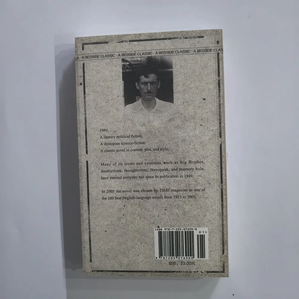 1984 بقلم جورج أورويل - الطبعة الإنجليزية، الترجمة الكاملة، الجزء الأول من كتاب الروايات الكلاسيكية لعالم ثلاثية ديستوبيان #3