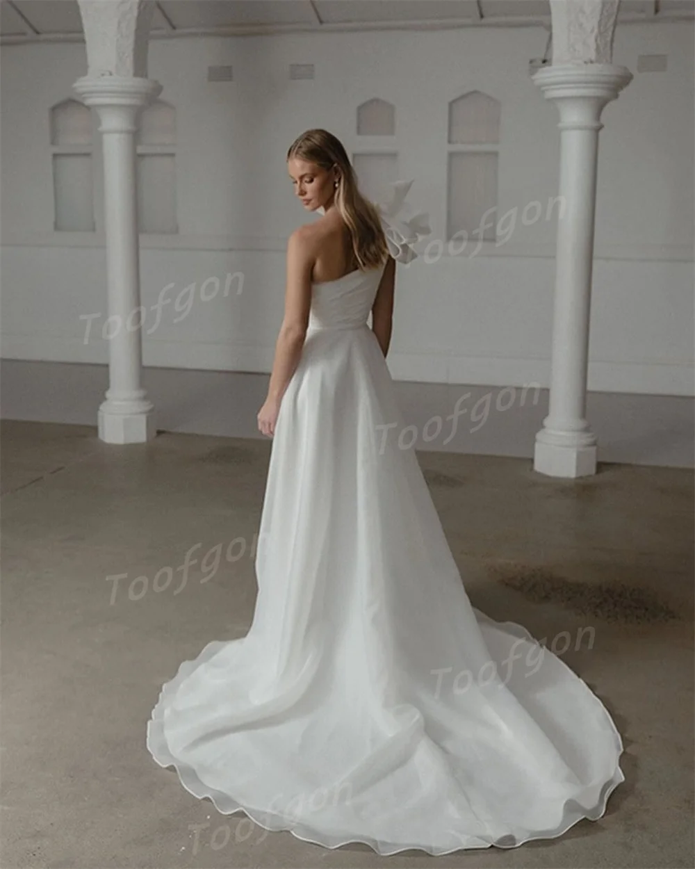 Toofgon فساتين زفاف فاخرة من الأورجانزا على شكل حرف A مخصصة بكتف واحد فستان زفاف للتصوير الفوتوغرافي بفتحة جانبية عالية من الخلف فستان زفاف