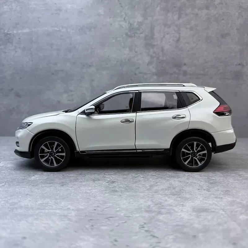 Modèle de voiture moulé sous pression en alliage Nissan X-TRAIL 2018, génération 1:18, intérieur détaillé avec pièces d'ouverture, édition collector pour adultes