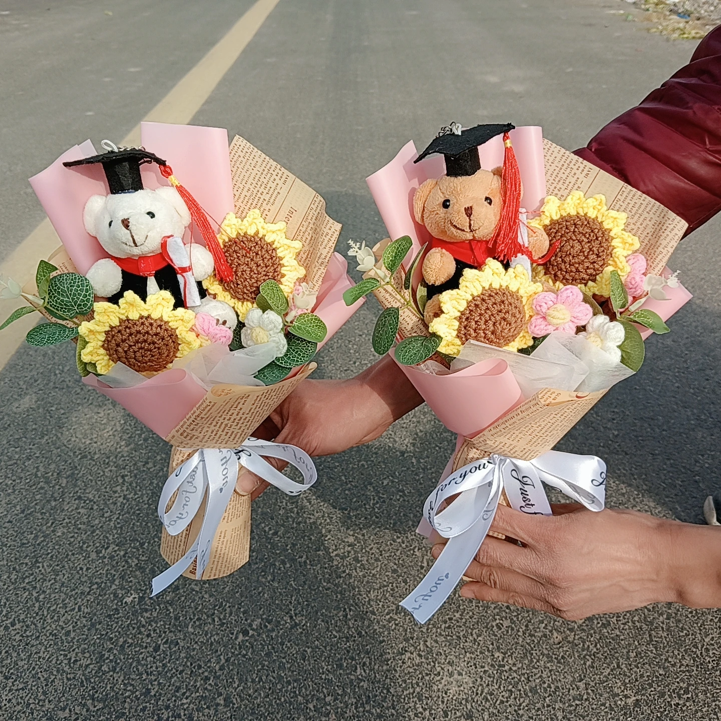 

Подарочный букет с медвежонком на выпускной с вязаным вручную подсолнухом, идеально подходит для школьных мероприятий и украшения вечеринок, подарок на выпускной.