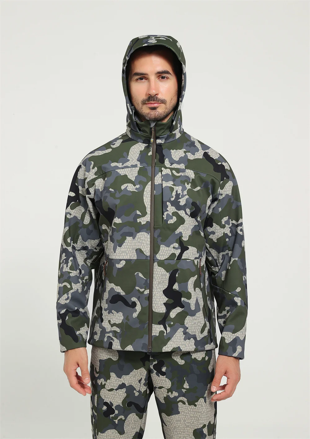 

Hifad men wear fall and winter outdoor camouflage hunting jackets when hunting