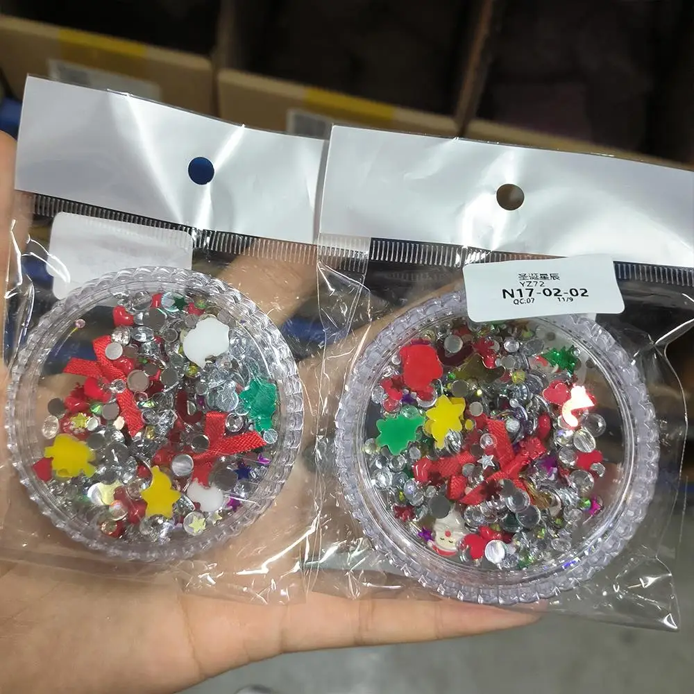 1 scatola 3D Casuale Natale Pendenti per unghie Nastro misto Fiocchi di neve Albero di Natale Fiocchi Strass Decorazioni per unghie Parti per unghie per feste fai da te