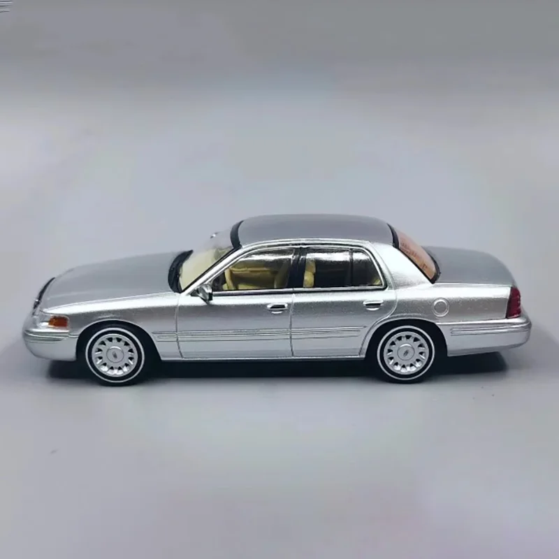 1:64 Scale Ford Crown Alloy Car Model Ornaments