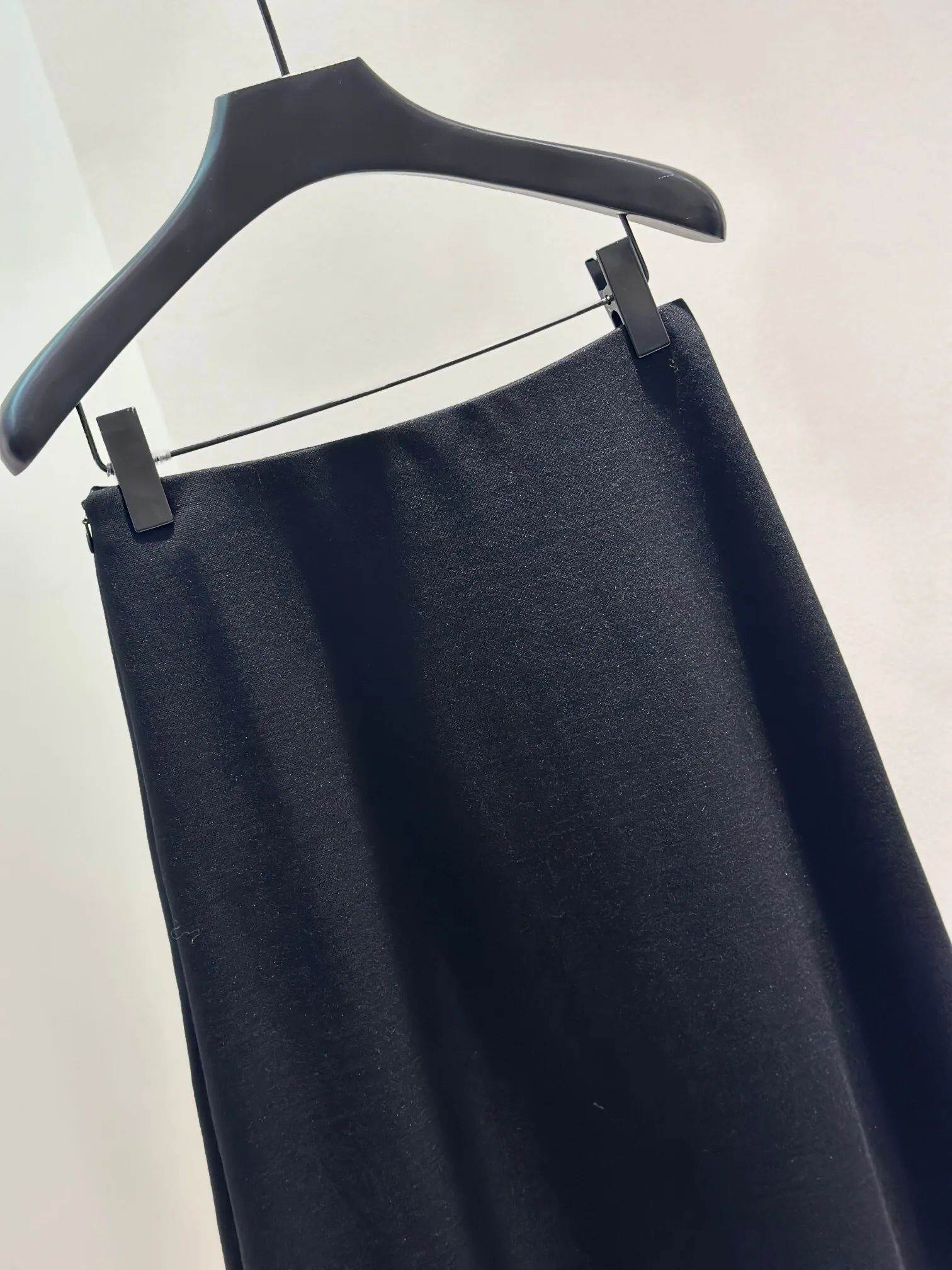 高品質なレディース新作、Aラインのミニマリストロングスカート。伸縮性のあるウエストバンドとサイドジッパー付きで快適なウール素材を使用。